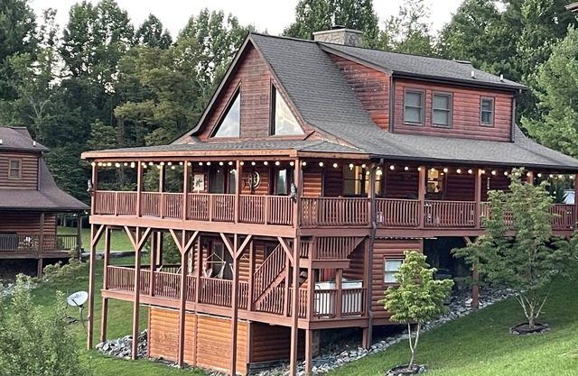 Beautiful Cabin with Mountain Views and Access to the New River!