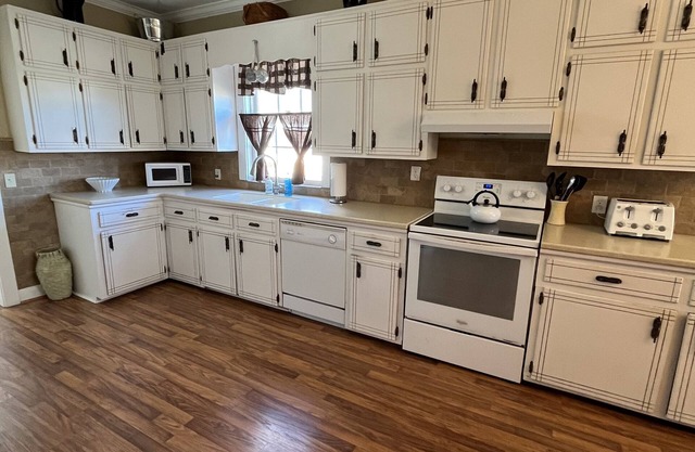 Beautiful Carter Farm House on Working Cattle Farm