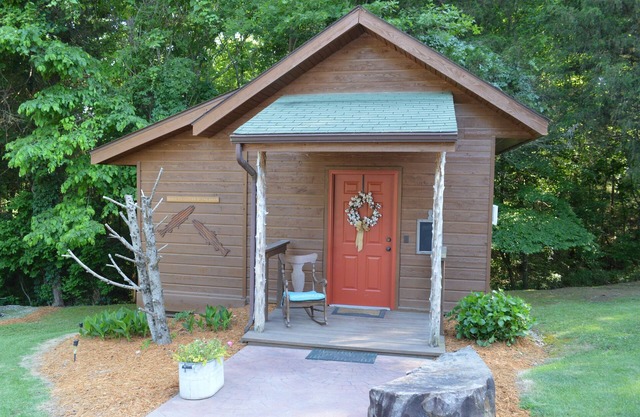 Beautiful cedar cabin right on the Whiteriver