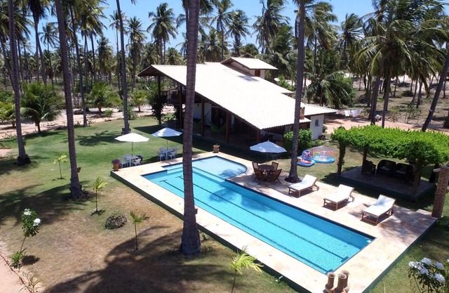 Beautiful charming house with 4 air-conditioned suites, pool, in Guajirú Beach-CE.