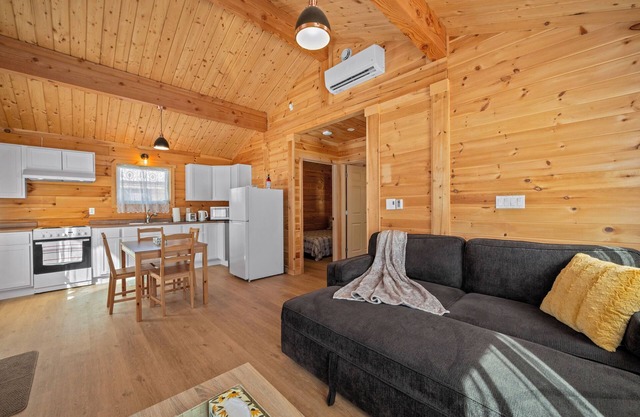 Beautiful Cottage w/Firepit Bbq,close to lakes,vineyards,zipline & Ski Martock