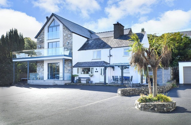 Beautiful cottage a stones throw from the beach.