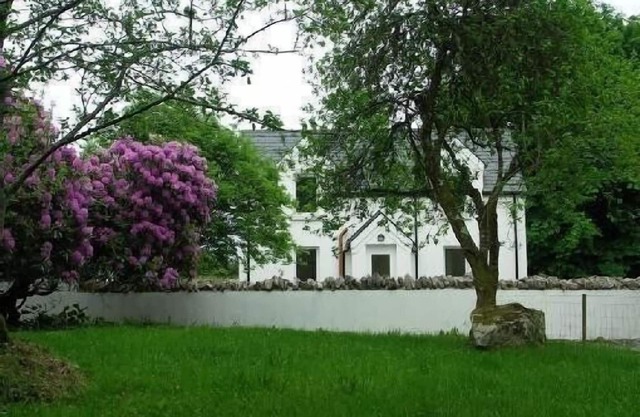 Beautiful Cottage Nestling under Benbo Mountain. River, lake and sea fishing