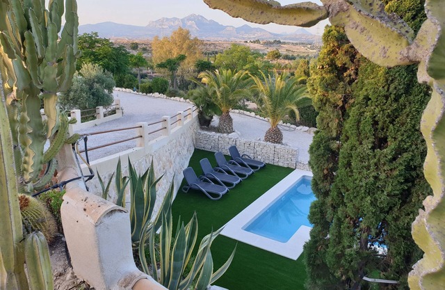 BEAUTIFUL COUNTRY HOUSE 10 MINUTES AWAY FROM THE BEACH AND TOWN