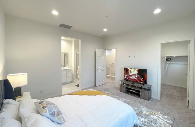 Beautiful Cozy Modern Home, Mins to Disneyland
