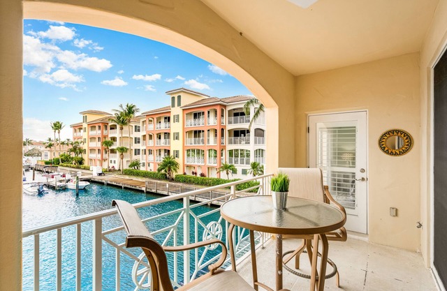 Beautiful & Cozy Vero Beach Condo - over looking the marina of Grand Harbor