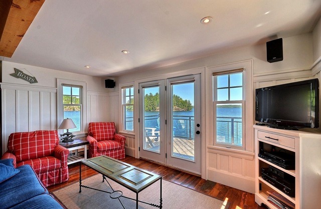 Beautiful Custom Built Muskoka Boathouse!
