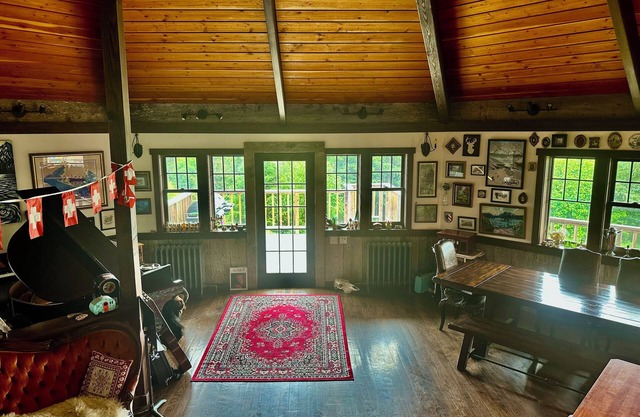 Beautiful custom octagon chalet close to the Kilcher homestead.