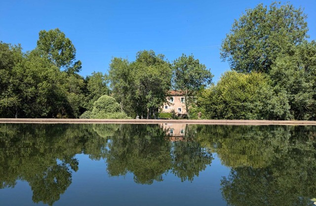 Beautiful romantic Watermill on waterfront in natural park, 40 min from Madrid.