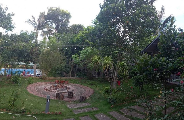 Beautiful Family Bungalow with swimming pool 5 mins to the beach.