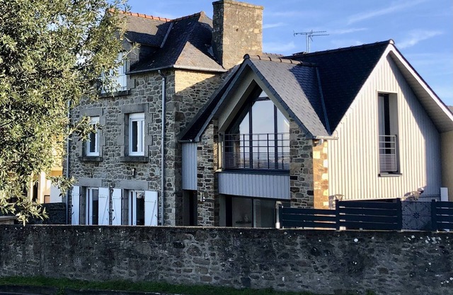 Beautiful granite house facing the sea