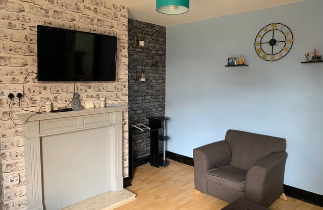 Beautiful 3 bedrooms fully furnished kitchen and free parking apartment