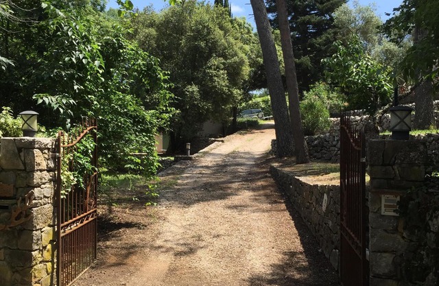 Beautiful guest house 60 M², 3*, in a quiet place with trees, closed property
