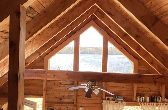 Beautiful Hilltop Waterfront cottage, private getaway, quiet lake front cottage