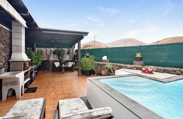 Beautiful Holiday Home “Casa Lancelot” with Sea View, Mountain View, Wi-Fi