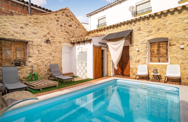 Beautiful home in El Colmenar with WiFi