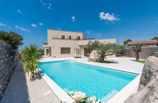 Beautiful home in Galizana with sauna