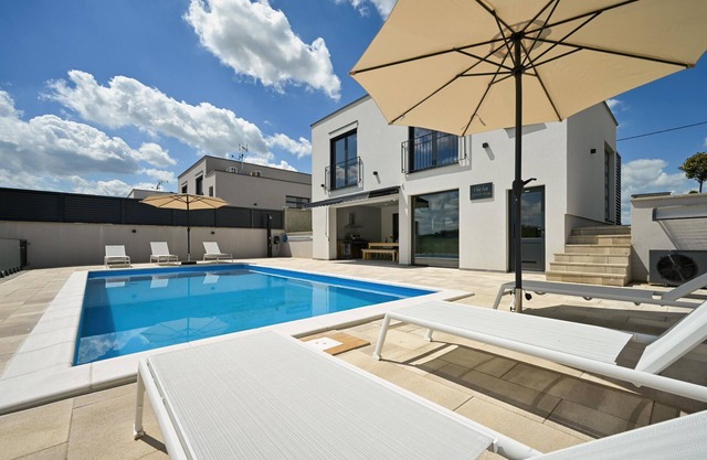 Beautiful home in Maglenca with sauna