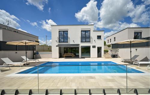 Beautiful Home In Maglenca With Sauna