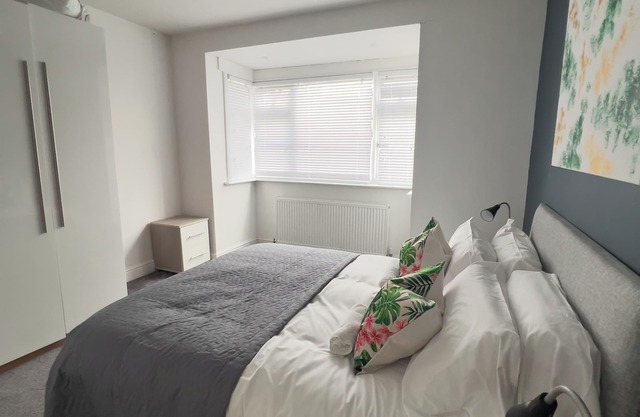 Beautiful Home in Romford East London - Sleeps 9 + Free Parking