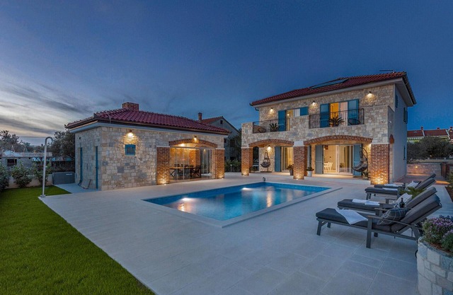 Beautiful home in Sukosan with WiFi