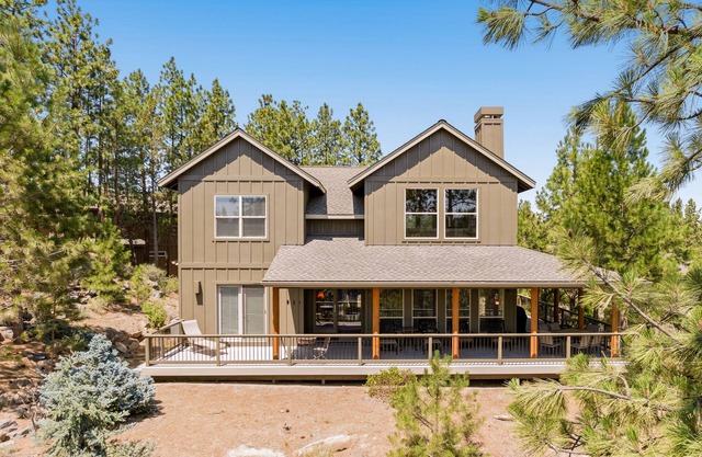 BEAUTIFUL HOME OVERLOOKING THE RIVER-MINUTES TO IT ALL