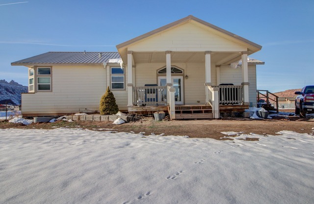 Beautiful home w/covered decks & grills - great for large groups
