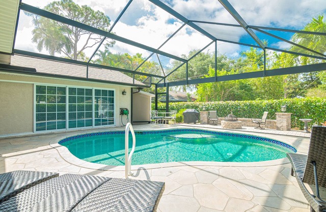 Beautiful home with Private Pool- minutes from the beach and Naples Shopping