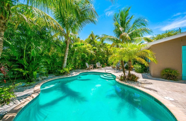 Beautiful Home with Pool, Outside Living Area, and Near the Beach! - Coconut Lag