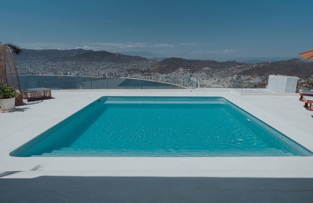 Beautiful House in Las Brisas Acapulco, amazing view. 3 persons Service included