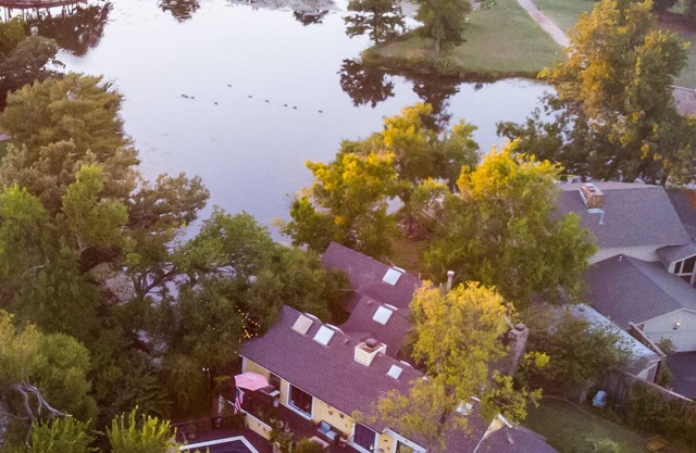 Beautiful House on the Lake with pool and hot tub