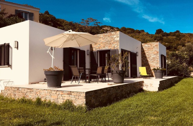 Beautiful house with garden, swimming pool and private parking, sea and mountain views