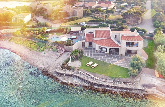 Beautiful independent Villa with swimming pool and outdoor whirlpool