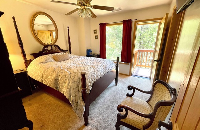 Beautiful lodge on creek, full bath, AC, WiFi, many amenities! Hot tub views!