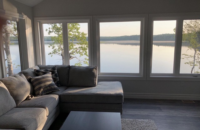 Beautiful Lakefront Home with 5 Bed/3 Baths, WiFi, tons of amenities!