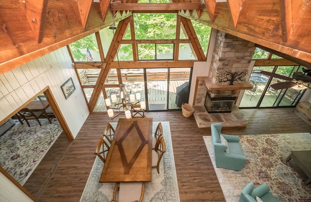 Beautiful Lakefront Escape on Lake Innisfree, Sleeps 11!