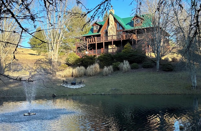 Beautiful Log Cabin with Private Pond & Dock Only 2 Weekend’s Left in Oct & Nov
