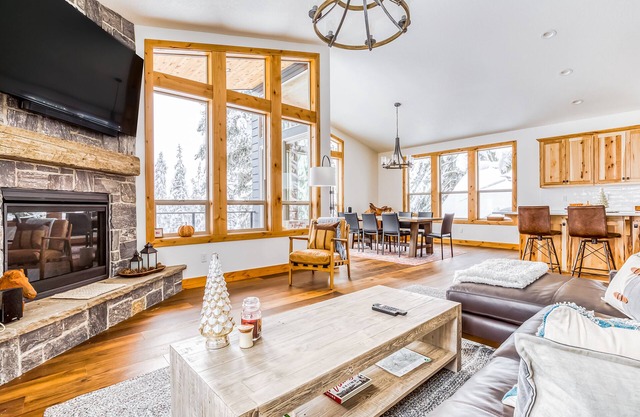Beautiful, Modern Alpine Home - Private Hot Tub, Gas Fireplaces, Walk to Dining
