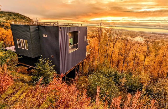 Beautiful Modern Loft | Denali Views, Pool Table, Roof Deck, Firepit