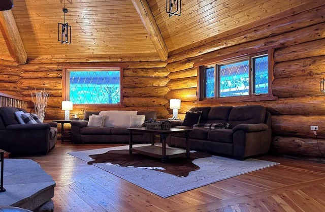 Beautiful Mountain Cabin Sleeps 14