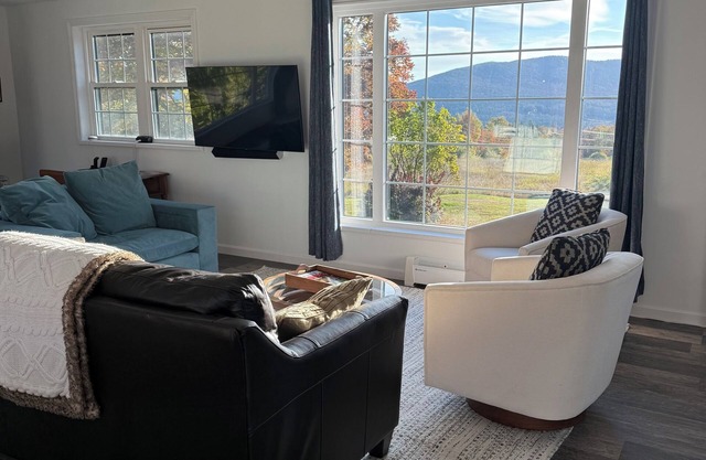 Beautiful new studio with amazing views - peaceful but close to everything!