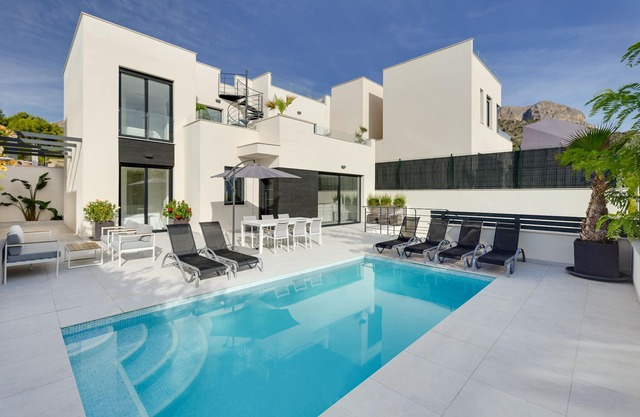 Beautiful new villa 12 min to Benidorm with prive pool and hot tub on the roof