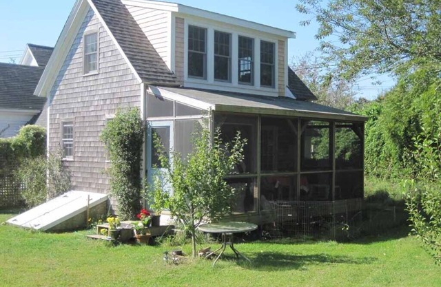 Beautiful North Truro Cottage with screen porch, gardens, and walk to the beach