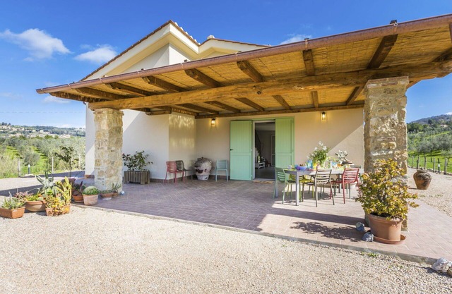 Beautiful private villa for 6 people with A/C, WIFI, TV, terrace, pets allowed and panoramic view