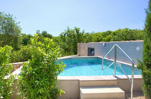 Beautiful private villa for 6 guests with A/C, WIFI, private pool, TV and patio