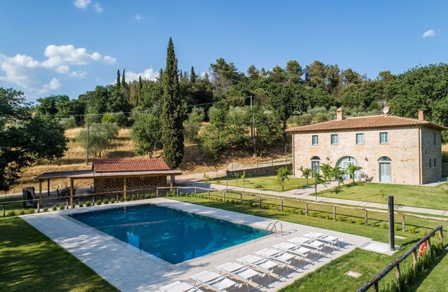 Beautiful private villa with WIFI, private pool, A/C, TV, patio and panoramic view, close to Cor.