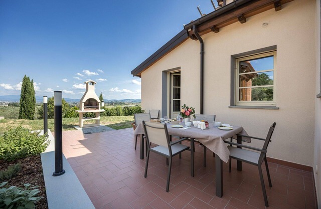 Beautiful private villa with hot tub, WIFI, A/C, pets allowed and panoramic view, close to Flore.