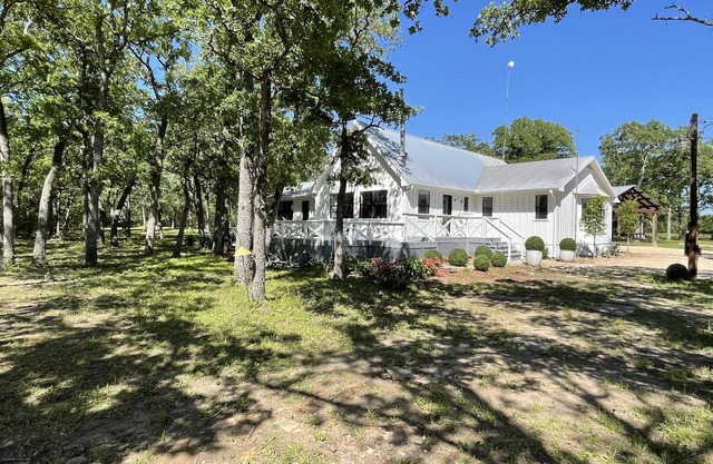 Beautiful Private Country Home on 23 acres. Sleeps 9. Pond, dock, hiking trails.