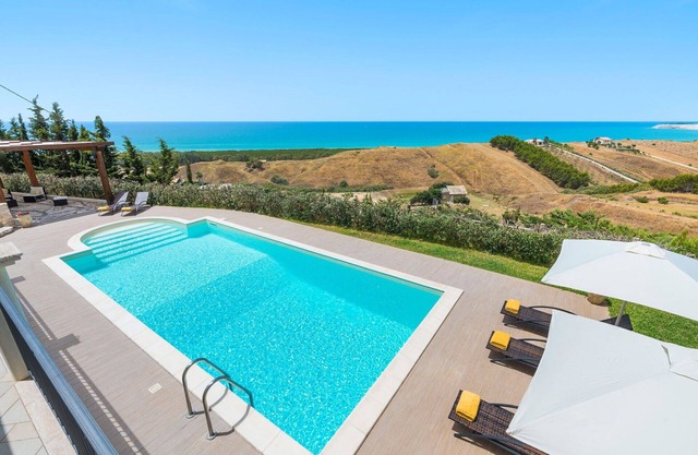 Beautiful private villa for 6 guests with private pool, A/C, WIFI and terrace