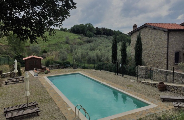 Beautiful private villa with A/C, WIFI, pool, TV, patio and panoramic view, close to Siena